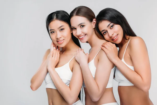 Multicultural Mulheres Sorridentes Posando Sutiã Branco Isolado Cinza — Fotografia de Stock