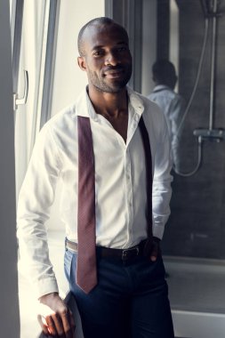 yakışıklı genç iş adamı ile kravat banyo omuz asılı beyaz gömlek