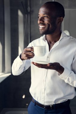 mutlu genç işadamı kahve içme ve uzağa arıyorsunuz beyaz gömlekli