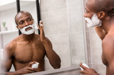 traş jeli, banyo aynada bakarken uygulama yakışıklı genç