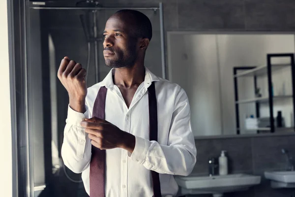 Pensativo Joven Hombre Negocios Camisa Blanca Abotonando Gemelos Mirando Hacia — Foto de Stock