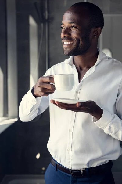 Boldog Fiatal Üzletember Fehér Ing Kávét Iszik Keres — Stock Fotó