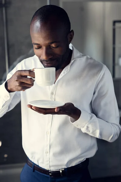 Schöner Junger Geschäftsmann Weißen Hemd Genießt Eine Tasse Kaffee — Stockfoto