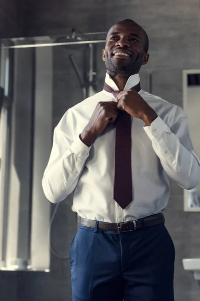 Yakışıklı Genç Adamı Beyaz Gömlek Kravatı Banyo Koyarak Alttan Görünüm — Stok fotoğraf