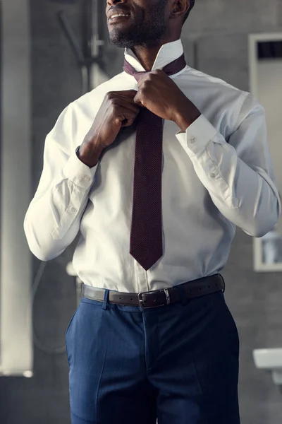 Cropped Shot Businessman White Shirt Putting His Tie — Stock Photo, Image