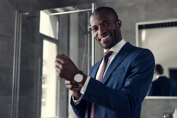 Счастливый Молодой Бизнесмен Надевает Свои Наручные Часы Ванной Комнате — стоковое фото