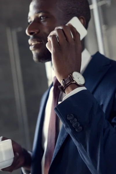 Primer Plano Atractivo Joven Empresario Con Taza Café Hablando Por — Foto de Stock