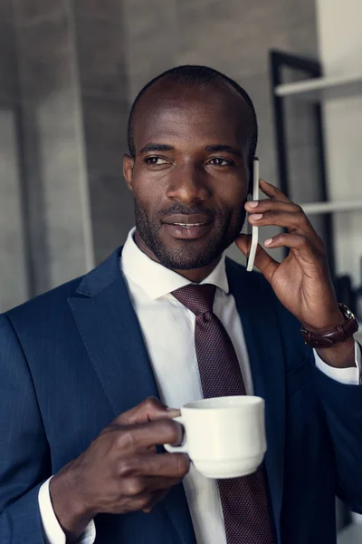 Gondolkodó Fiatal Üzletember Csésze Kávé Beszél Telefonon — Stock Fotó