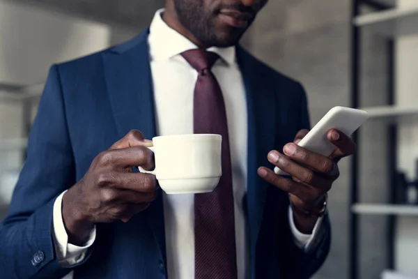 Recortado Disparo Joven Hombre Negocios Guapo Con Taza Café Utilizando — Foto de Stock