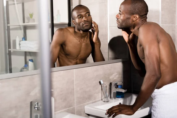 Vonzó Fiatal Ember Vizsgálata Világos Bőr Miközben Keresi Tükör Fürdőszobában — Stock Fotó