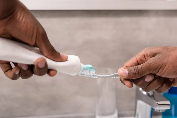 ブラシに歯磨き粉を適用する人のショットをトリミング — ストック写真