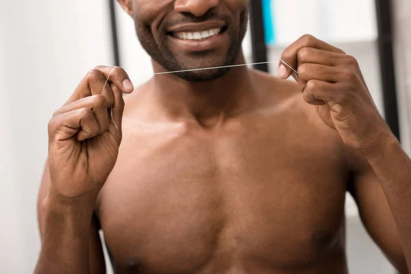 Plan Recadré Jeune Homme Souriant Nettoyant Les Dents Avec Soie — Photo