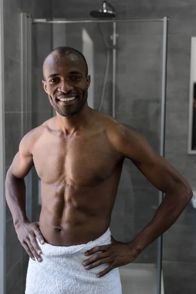 Bonito Peito Africano Americano Homem Toalha Com Mãos Cintura Sorrindo — Fotografia de Stock