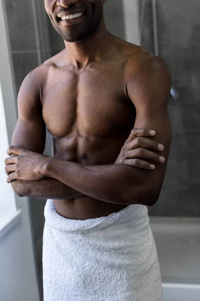 Oříznout Záběr Úsměvem Shirtless Afroamerické Muže Postavení Ručník Překřížením Rukou — Stock fotografie zdarma