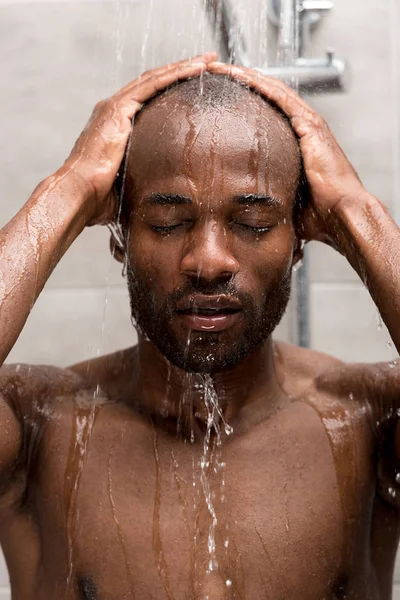 英俊年轻的非洲裔美国人洗淋浴与闭上眼睛 — 图库照片
