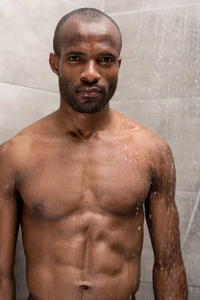 Kamera Duş Dururken Bakarak Çıplak Göğüslü Afro Amerikan Yakışıklı Genç — Stok fotoğraf