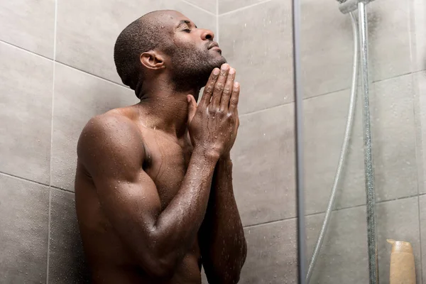 Bonito Afro Americano Homem Com Olhos Fechados Tomando Banho — Fotografia de Stock