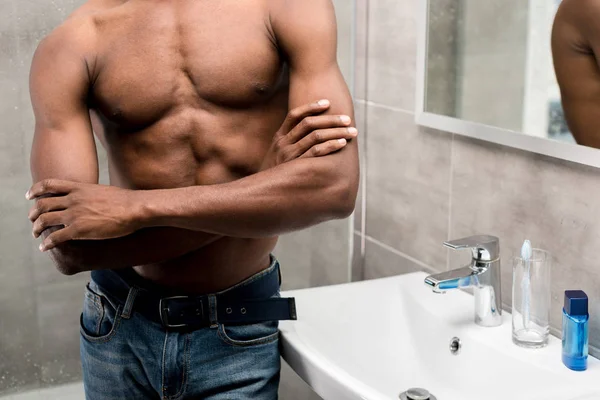 Levágott Lövés Fiatal Afroamerikai Férfi Állandó Fürdőszobában Keresztezett Karokkal — Stock Fotó