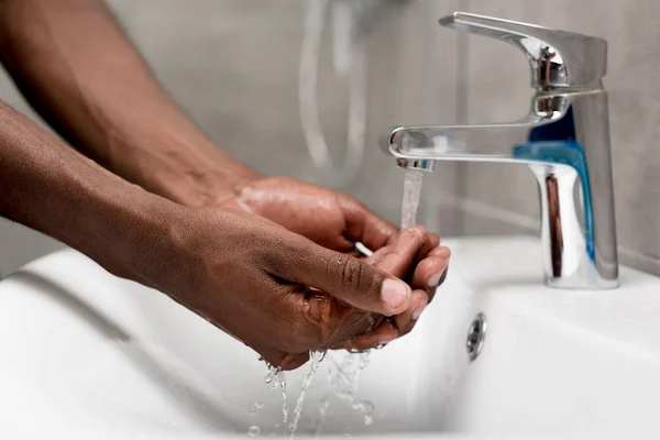 Close Gedeeltelijke Weergave Van Afro Amerikaanse Man Wassen Badkamer — Stockfoto