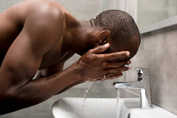 Vista Lateral Del Guapo Hombre Afroamericano Sin Camisa Lavándose Baño —  Fotos de Stock