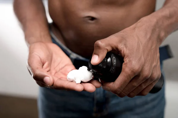 Cropped Shot African American Man Holding Shaving Foam — Free Stock Photo