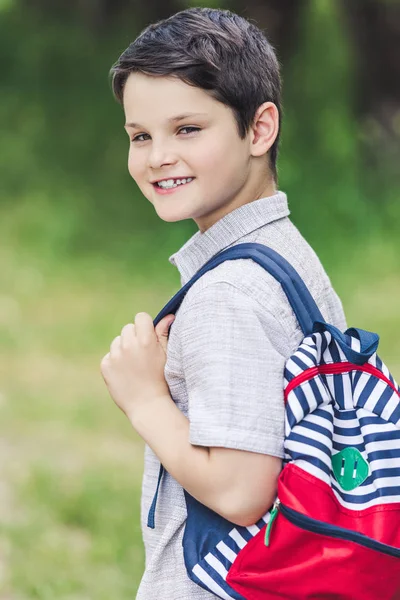 Närbild Porträtt Lycklig Skolpojke Med Ryggsäck Tittar Kameran — Stockfoto