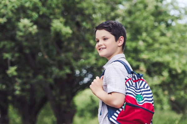 Gelukkig Schooljongen Met Rugzak Zoek Weg Park — Stockfoto