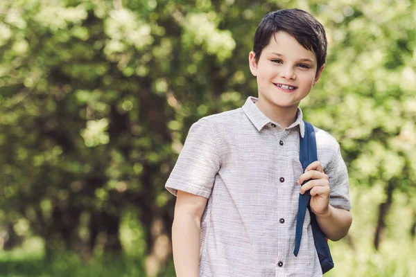 Sonriente Colegial Con Mochila Mirando Cámara Aire Libre —  Fotos de Stock