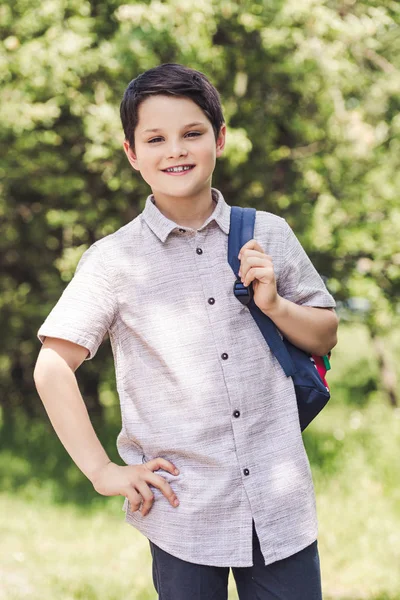 屋外カメラ目線のバックパックと幸せな少年 — ストック写真