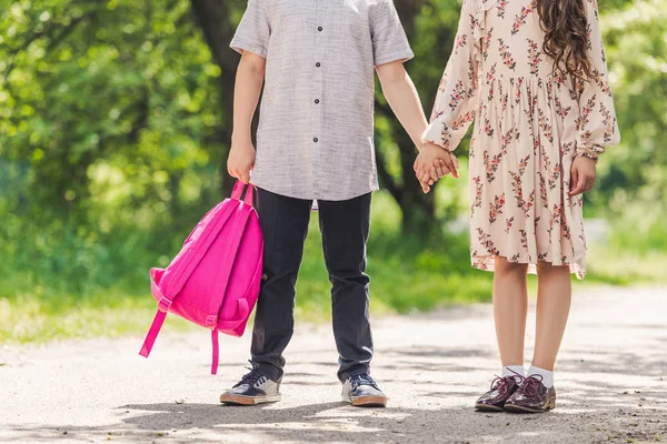 Bijgesneden Schot Van Kinderen Houden Handen Terwijl Tijd Samen Doorbrengen — Stockfoto