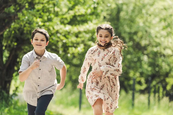 Lachende Kinderen Plezier Hebben Uitgevoerd Zomer Park — Stockfoto