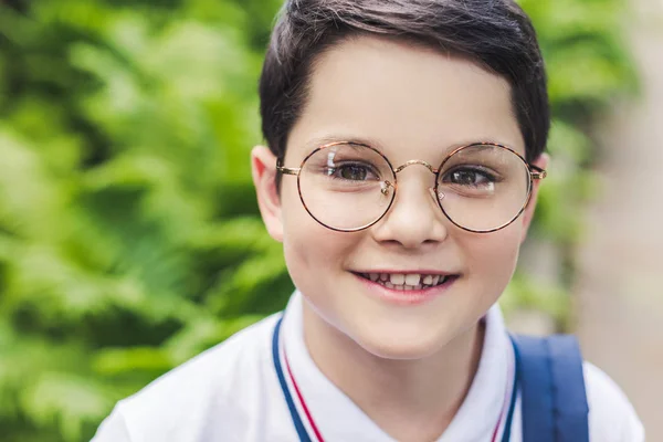 Närbild Porträtt Happy Kid Runda Glasögon Tittar Kameran — Stockfoto
