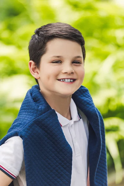 Enfant Souriant Avec Pull Sur Les Épaules Regardant Caméra — Photo