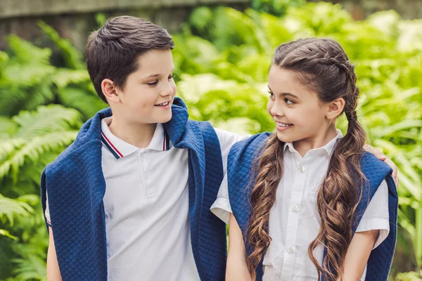 Kids White Shirts Jumpers Shoulders Looking Each Other Park — Stock Photo, Image