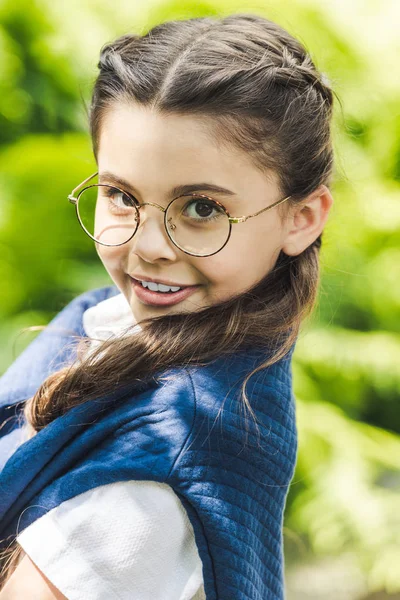 Close Portret Van Schattige Schoolmeisje Wit Overhemd Trui Schouders Kijken — Stockfoto