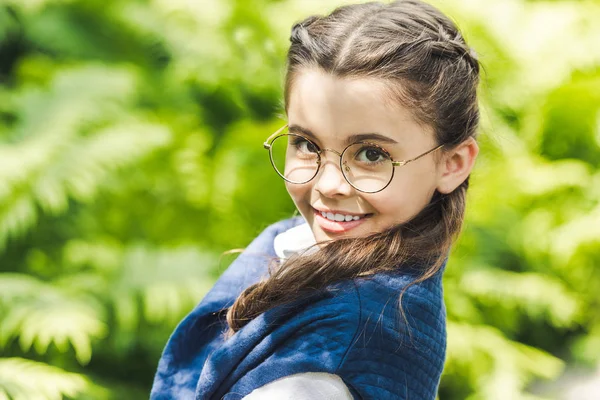 Close Portret Van Schattige Schoolmeisje Wit Overhemd Trui Schouders Kijken — Stockfoto