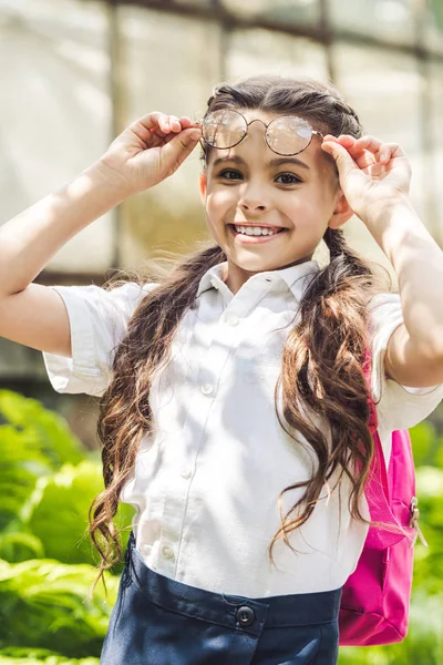 Gelukkig Schoolmeisje Stijlvolle Bril Camera Kijken — Stockfoto