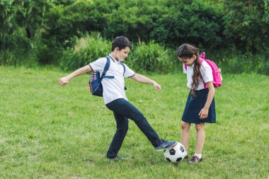 mutlu okul futbol birlikte park çayır üzerinde oynama.