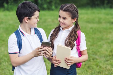gülümseyen okul Smartphone açık havada birlikte kullanma