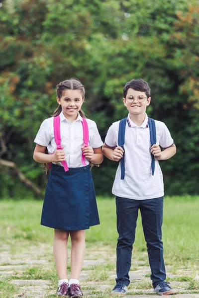 Niños Escolares Felices Pie Camino Parque Juntos Mirando Cámara — Foto de Stock