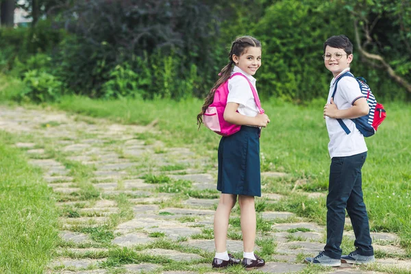 Escolares Felices Pasar Tiempo Juntos Parque — Foto de Stock