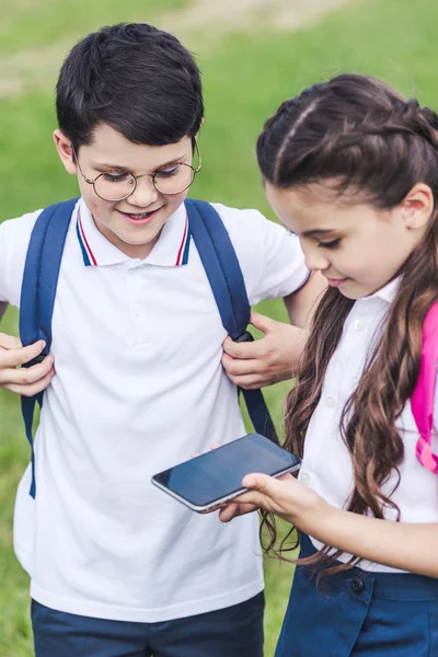 Niños Felices Usando Teléfono Inteligente Aire Libre Juntos —  Fotos de Stock