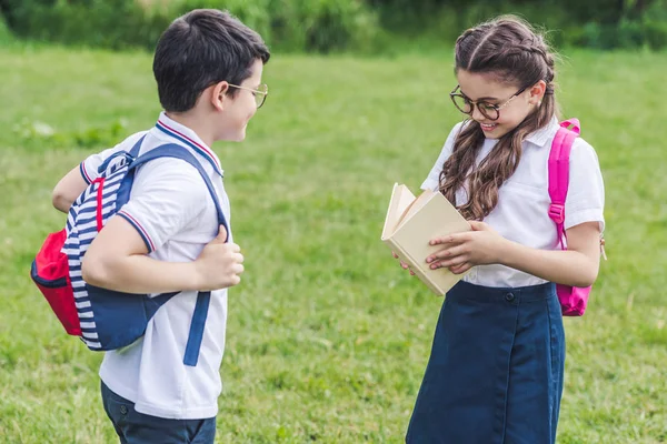 Glückliche Schulkinder Mit Buch Auf Wiese Park — Stockfoto