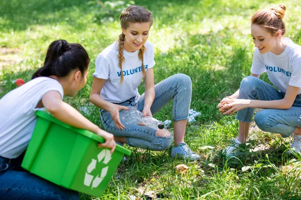 女性志愿者回收箱清洁绿色草坪 — 图库照片