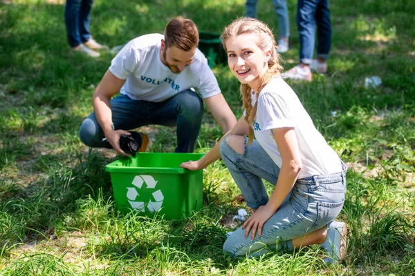 Smiling Volunteers Cleaning Lawn Green Recycling Box — Stock Photo, Image