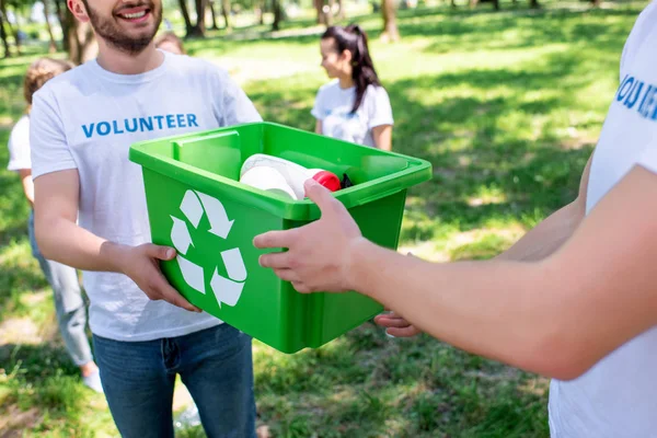 Beskuren Bild Manliga Unga Volontärer Med Grön Återvinning Box — Stockfoto