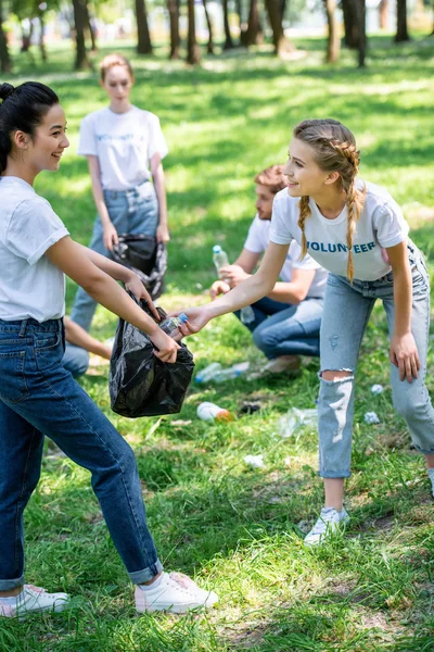 Jóvenes Voluntarios Limpiando Césped Parque Juntos — Foto de Stock