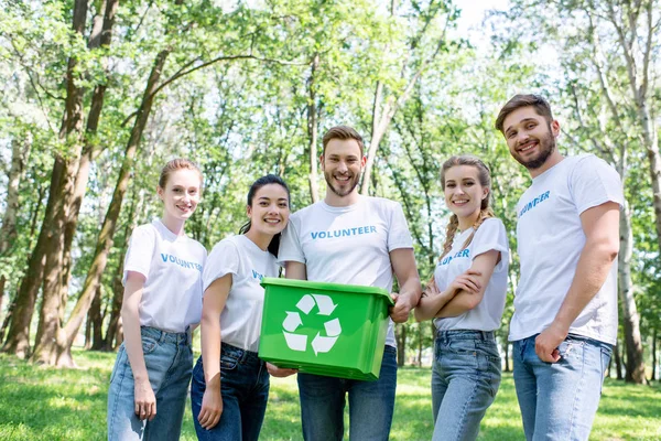Jóvenes Voluntarios Felices Con Caja Reciclaje Verde Parque — Foto de Stock