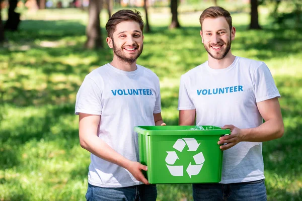 Jovens Voluntários Sexo Masculino Com Caixa Reciclagem Verde — Fotografia de Stock