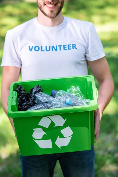 Частичный Вид Улыбающегося Волонтера Держащего Коробку Переработки Пластиковых Отходов — стоковое фото